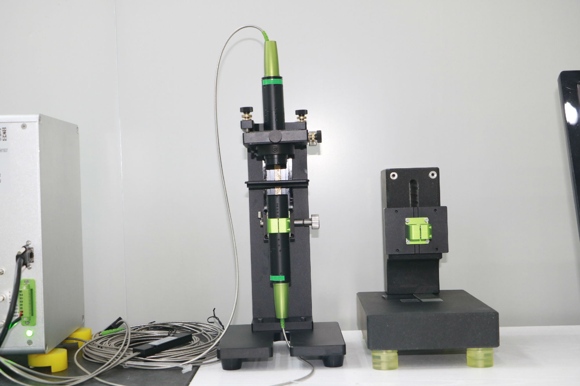 Principle and characteristics of spectral confocal displacement sensor